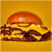 Triple rundergehakt, cheddar, salade, augurk en smash saus
